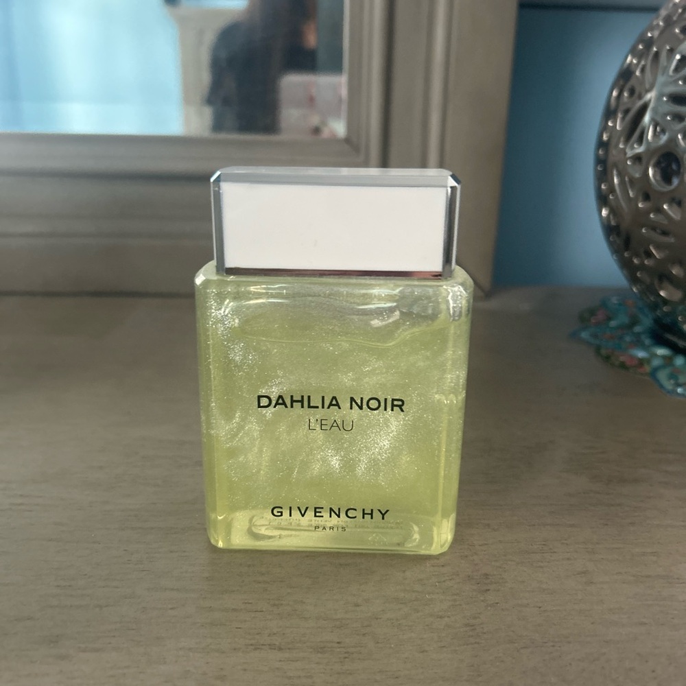 Givenchy Dahlia Noir L'Eau moisturizing dew
